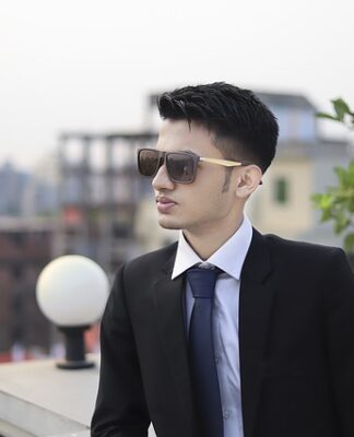 Jaki płaszcz pasuje do granatowego garnituru? Jaki płaszcz pasuje do granatowego garnituru?