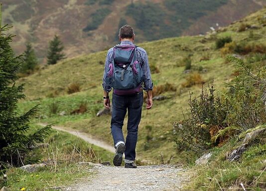 Czym się różni plecak trekkingowy od turystycznego?
