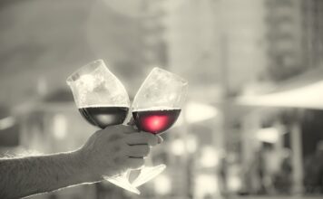 Co oznacza czerwona wstążka na nodze na studniówkę?