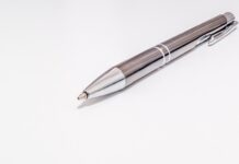 Długopis z grawerem jako codzienny rytuał – jak mały przedmiot buduje wielkie nawyki? długopis z grawerem