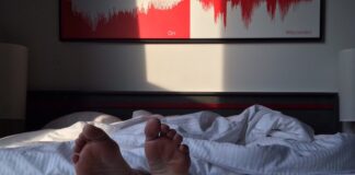 Kołdry letnie jako element chłodnego snu – jak projektuje się komfort w upalne noce? kołdry letnie