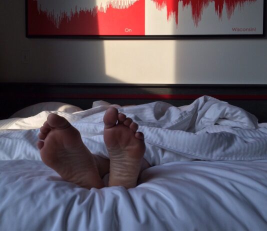 Kołdry letnie jako element chłodnego snu – jak projektuje się komfort w upalne noce? kołdry letnie